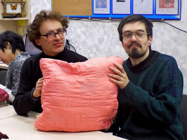 Петр Полященко, кинолог Центра обращения с животными шил лежаки вместе с особенными людьми, участниками проекта " Шаг к независимой жизни" 