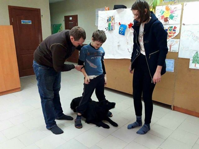 Петр Полященко проводит занятия канистерапии в Центре "Ладо." 