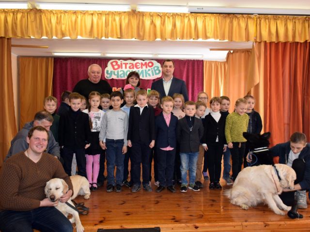 представники КП «Центр поводження з тваринами» разом з чотирилапими улюбленцями завітали у гості до Пісочинського колегіуму.