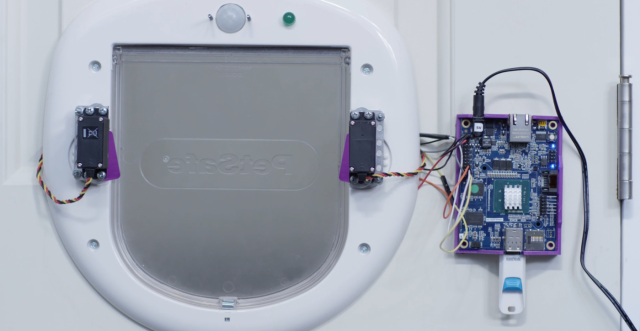 Microsoft создала «умную» дверь для домашних животных.