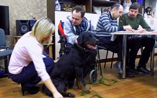 Петр Полященко, кинолог Центра обращения с животными шил лежаки вместе с особенными людьми, участниками проекта " Шаг к независимой жизни" 