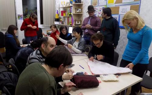 Петр Полященко, кинолог Центра обращения с животными шил лежаки вместе с особенными людьми, участниками проекта " Шаг к независимой жизни" 