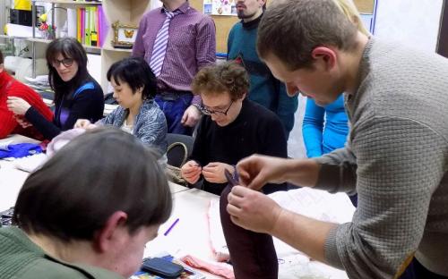 Петр Полященко, кинолог Центра обращения с животными шил лежаки вместе с особенными людьми, участниками проекта " Шаг к независимой жизни" 