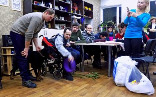 Петр Полященко, кинолог Центра обращения с животными шил лежаки вместе с особенными людьми, участниками проекта " Шаг к независимой жизни" 