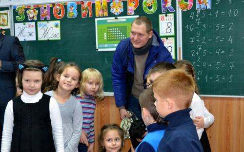 Сотрудники Центра обращения с животными проводят "Уроки доброты" с юными харьковчанами.