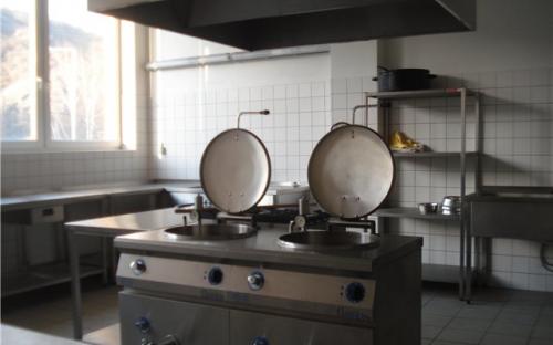 На всякий случай имеется и кормокухня