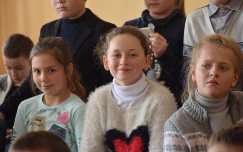 представники КП «Центр поводження з тваринами» разом з чотирилапими улюбленцями завітали у гості до Пісочинського колегіуму.