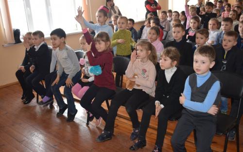 представники КП «Центр поводження з тваринами» разом з чотирилапими улюбленцями завітали у гості до Пісочинського колегіуму.