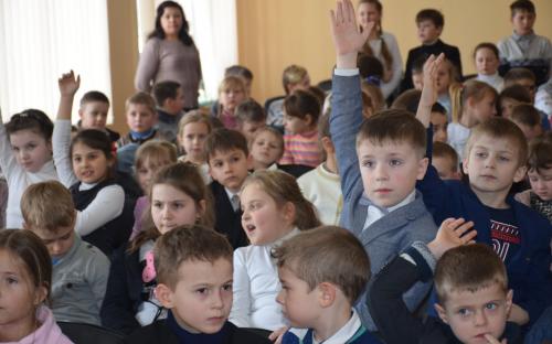 представники КП «Центр поводження з тваринами» разом з чотирилапими улюбленцями завітали у гості до Пісочинського колегіуму.