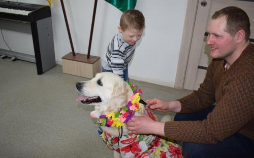 "Уроки доброты" и собак-терапевтов от Центра обращения с животными принимал центр "Семья"