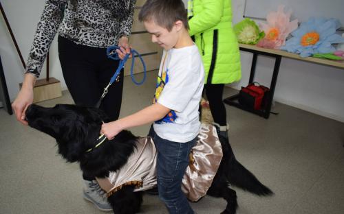 "Уроки доброты" и собак-терапевтов от Центра обращения с животными принимал центр "Семья"
