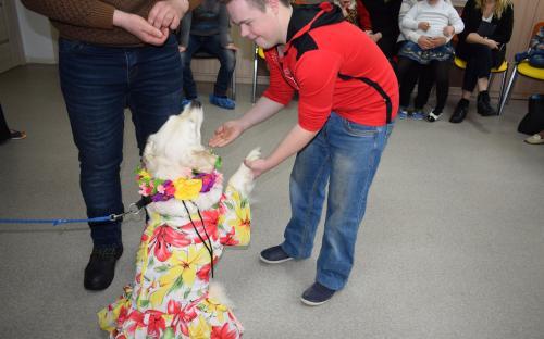 "Уроки доброты" и собак-терапевтов от Центра обращения с животными принимал центр "Семья"