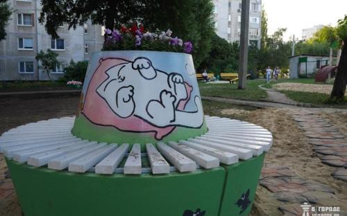 Скульптуры животных, дорожки-"лапы" и автоматы обмена пластика на корм: на ХТЗ появился pet-friendly двор