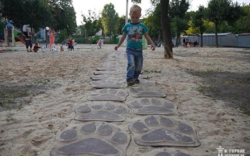 Скульптуры животных, дорожки-"лапы" и автоматы обмена пластика на корм: на ХТЗ появился pet-friendly двор