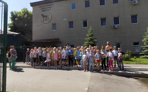 Сегодня в КП «Центр обращения с животными» был поставлен рекорд по количеству детей, приехавших на экскурсии